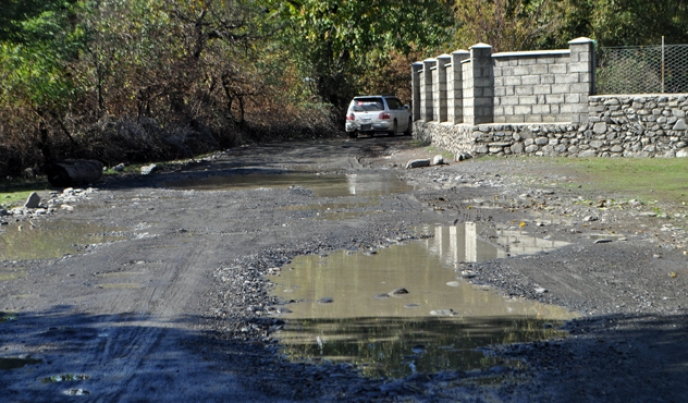 მოსახლეობამ ჯოყოლო&ndash;დუმასტურის ხიდთან მისასვლელი გზა რამდენჯერმე გადაკეტა